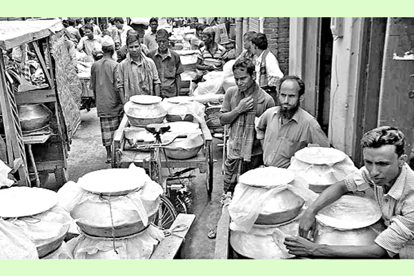 দুধ নিয়ে বিপাকে খামারিরা