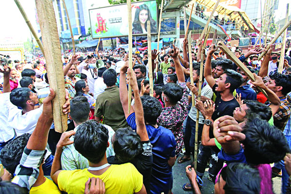 লাঠিহাতে দিনভর শ্রমিক বিক্ষোভ