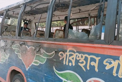 উত্তরায় যাত্রীবাহী বাসে আগুন