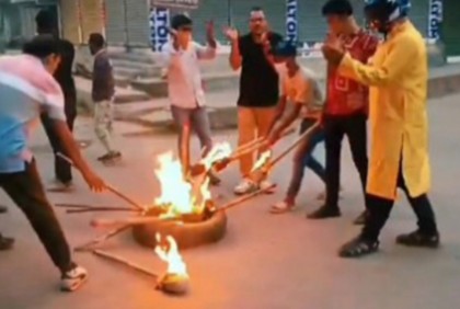 মুন্সিগঞ্জে যুবদলের ঝটিকা মশাল মিছিল, টায়ারে আগুন