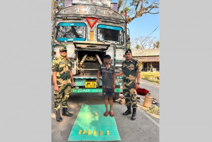 ভারত-বাংলাদেশ সীমান্তে ৬০টি স্বর্ণের বার উদ্ধার

