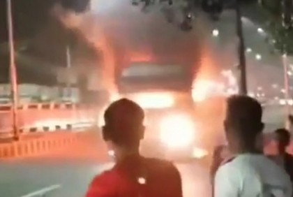 মিরপুরে বাসে আগুন

