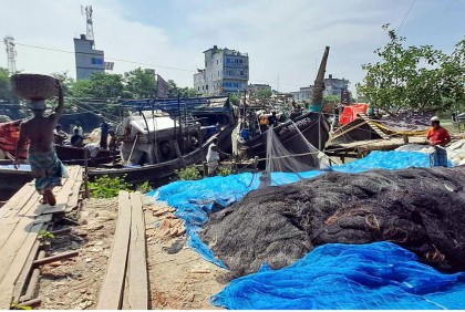 ইলিশ আহরণে চলছে প্রস্তুতি 