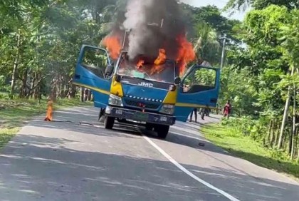 বরগুনায় অবরোধে অগ্নিসংযোগ