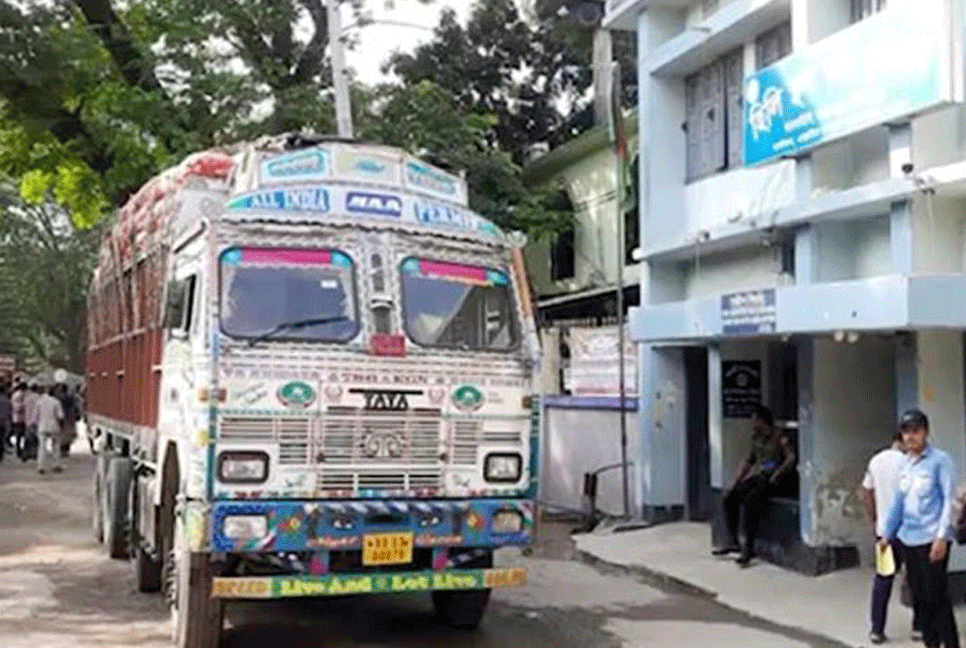 হিলি স্থলবন্দর দিয়ে আলু আমদানি শুরু