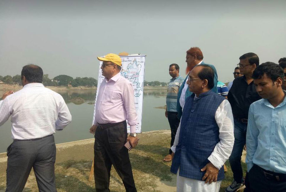 মহানন্দায় নির্মাণাধীন রাবার ড্যাম পরিদর্শনে পাউবো মহাপরিচালক