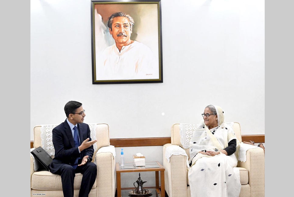 প্রধানমন্ত্রীর সঙ্গে ভারতীয় হাইকমিশনারের সাক্ষাৎ

