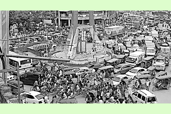 ঝুঁকি নিয়ে ব্যস্ত সড়ক পারাপার