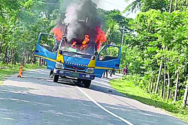 তৃতীয় দিনেও আগুন ভাঙচুর