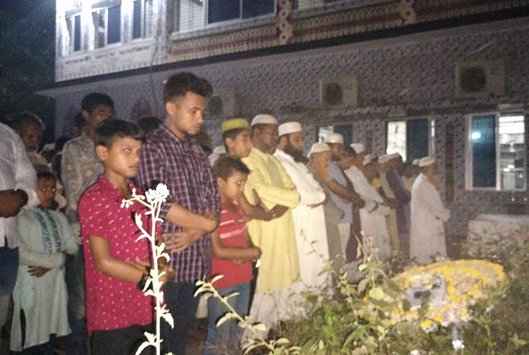 লক্ষ্মীপুরে মায়ের কবরের পাশে সমাহিত হুমায়রা হিমু