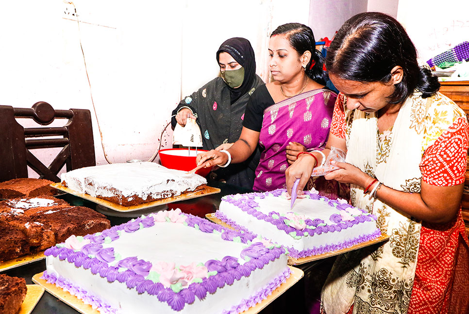 কেকে স্বাবলম্বী হওয়ার রঙিন গল্প