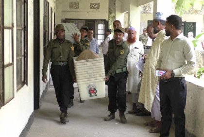 কেন্দ্রে কেন্দ্রে পাঠানো হচ্ছে নির্বাচনী সরঞ্জাম  