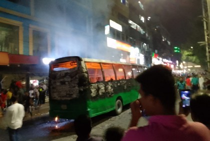 রাজধানীতে ৩ বাসে আগুন

