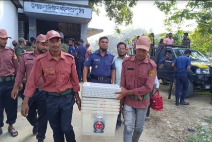 ব্রাহ্মণবাড়িয়া-২ উপনির্বাচন, কেন্দ্রে কেন্দ্রে পৌঁছে যাচ্ছে ভোটের সরঞ্জাম