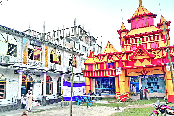 একই আঙিনায় মসজিদ ও মন্দির