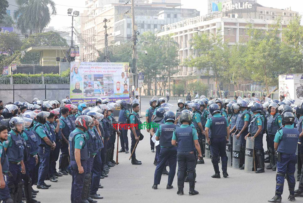 অবরোধ: কঠোর অবস্থানে আইনশৃঙ্খলা বাহিনী