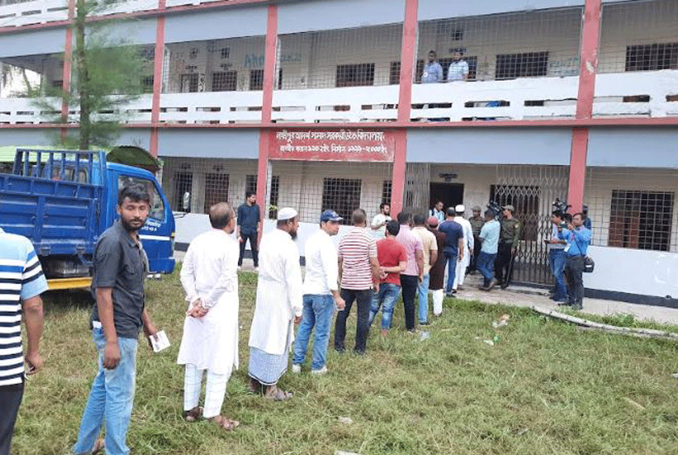 লক্ষ্মীপুর-৩ আসনে উপ-নির্বাচনের ভোটগ্রহণ চলছে