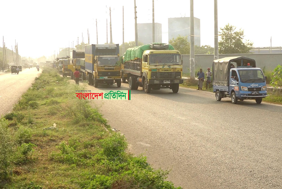 কুষ্টিয়ায় অবরোধে বাস চলাচল বন্ধ, চাল যাচ্ছে পুলিশ পাহারায়
