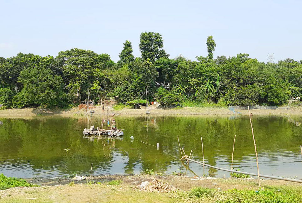 গুরুদাসপুরে অবৈধ ড্রেজার বসিয়ে প্রকাশ্যে বালু উত্তোলনের অভিযোগ