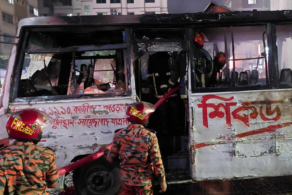মিরপুরে বাসে আগুন

