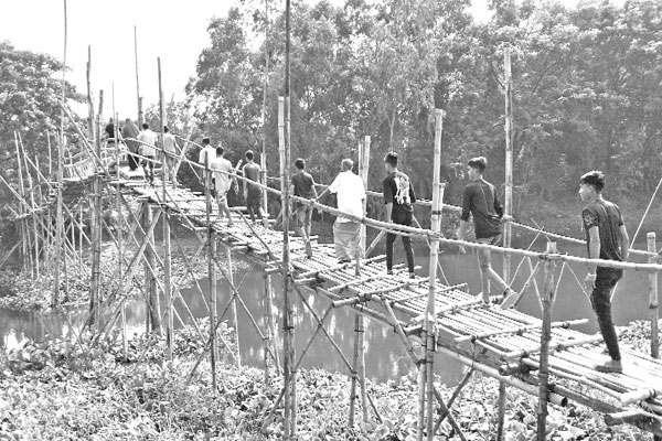 একমাত্র ভরসা বাঁশের সাঁকো