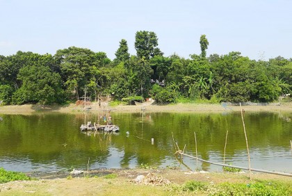 গুরুদাসপুরে অবৈধ ড্রেজার বসিয়ে প্রকাশ্যে বালু উত্তোলনের অভিযোগ