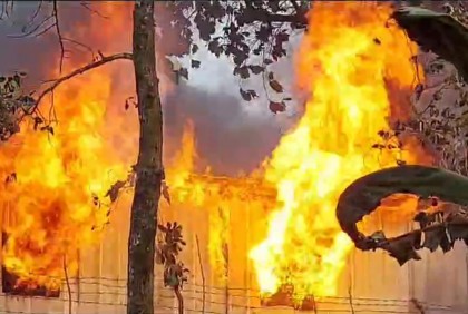 গাজীপুর পোল্ট্রি ফিড মিলের গুদামে আগুন