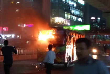 বাংলামোটরে বাসে আগুন


