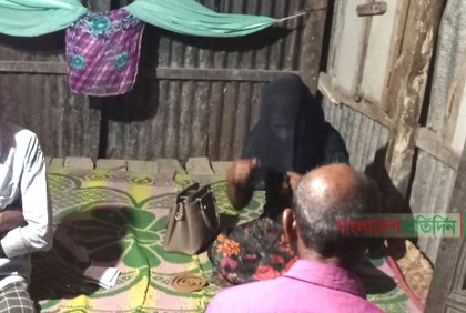 বিয়ের দাবিতে প্রেমিকের বাড়িতে অনশন