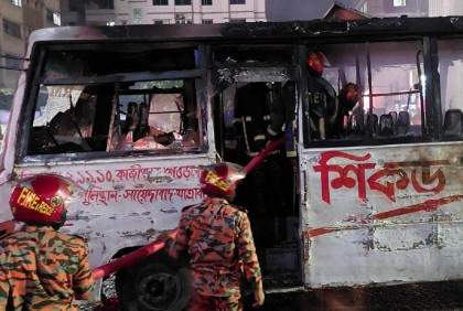 মিরপুরে বাসে আগুন

