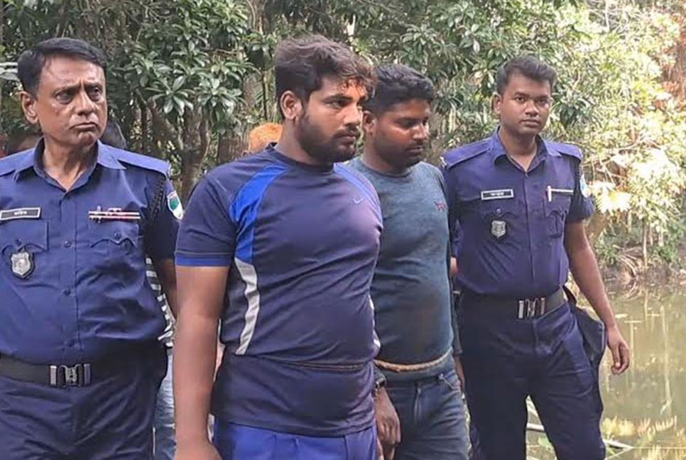 ছিনতাইয়ের অভিযোগে দুই কারারক্ষী আটক
