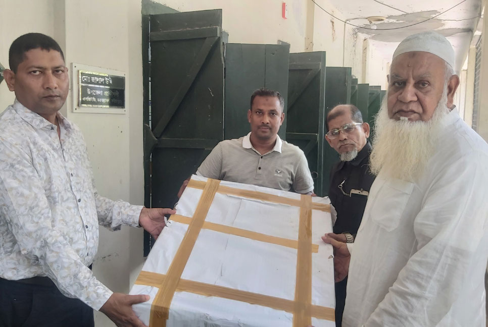চরভদ্রাসনে মুক্তিযুদ্ধ ভিত্তিক বই ও ছবি হস্তান্তর

