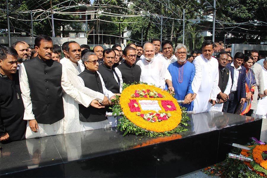 বঙ্গবন্ধুর প্রতিকৃতিতে আওয়ামী লীগের ত্রাণ ও সমাজকল্যাণ উপ কমিটির শ্রদ্ধা 
