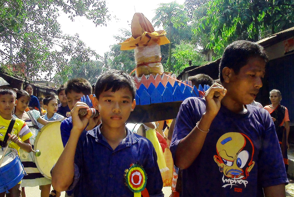 পাহাড়ে চলছে কঠিন চীবর দানোৎসব