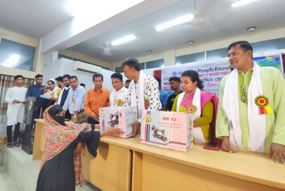 নোয়াখালীতে নারীদের মাঝে বিনামূল্যে সেলাই মেশিন বিতরণ