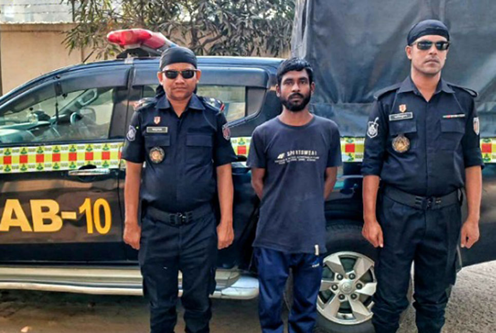 কলেজছাত্রকে কুপিয়ে হত্যার ঘটনায় আটক ১