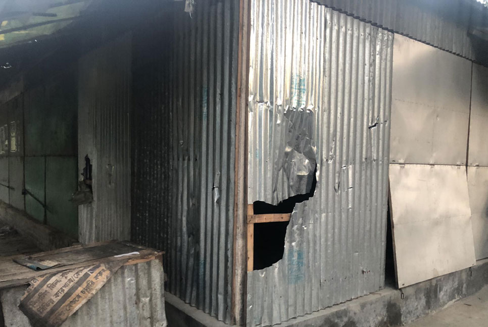 সিরাজগঞ্জে দুই গ্রামের সংঘর্ষে বাড়িঘর ভাঙচুর

