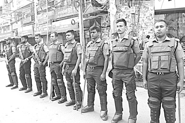পুলিশের প্রহরায় বিএনপির কার্যালয়