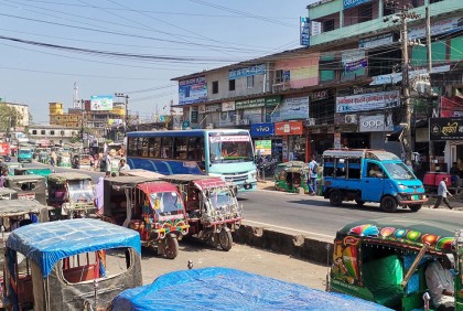 চকরিয়ায় ঢিলেঢালা অবরোধ
