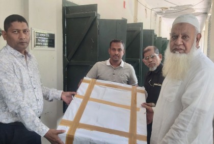 চরভদ্রাসনে মুক্তিযুদ্ধ ভিত্তিক বই ও ছবি হস্তান্তর

