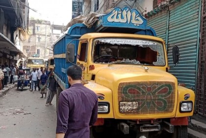 ফেনীতে সিএনজিতে আগুন, ট্রাক ভাঙচুর 
