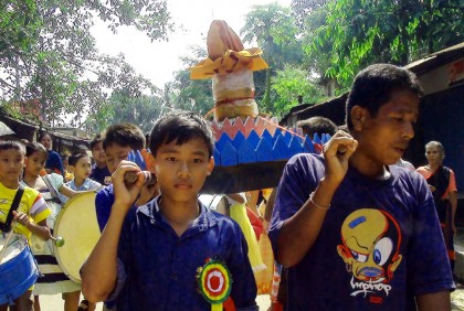 পাহাড়ে চলছে কঠিন চীবর দানোৎসব