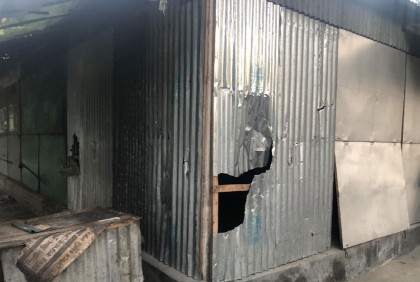 সিরাজগঞ্জে দুই গ্রামের সংঘর্ষে বাড়িঘর ভাঙচুর

