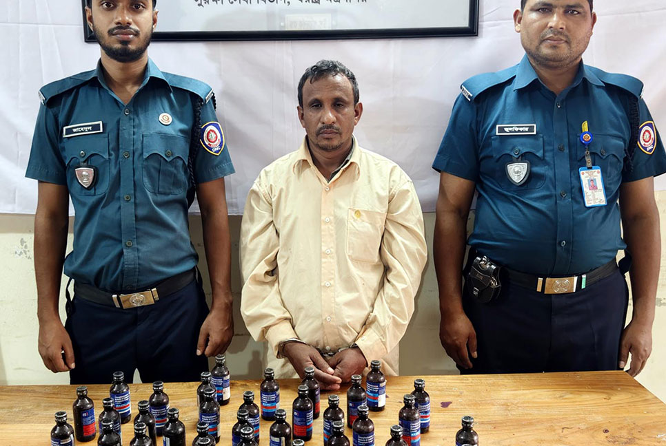 দিনাজপুরে মাদক কারবারি আটক