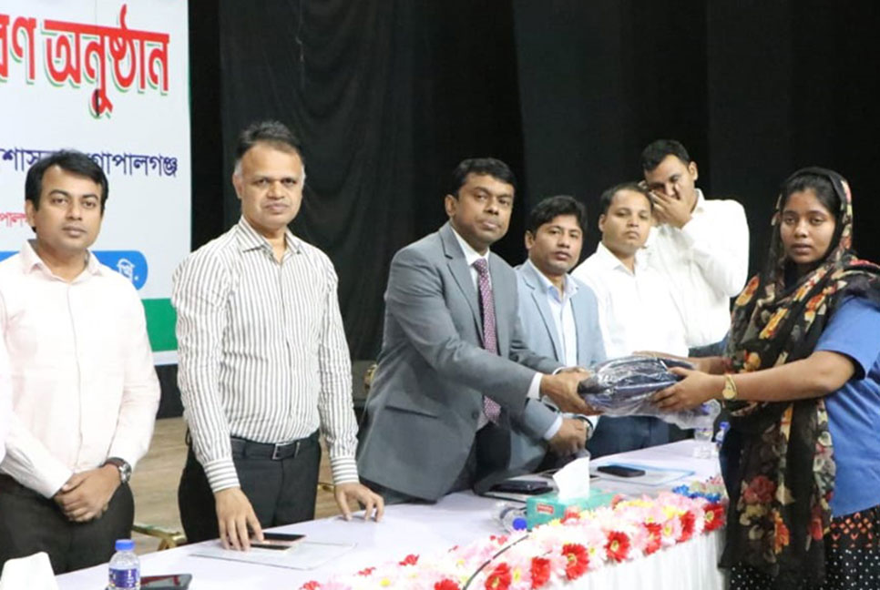 গোপালগঞ্জে গ্রাম পুলিশদের মাঝে পোশাক ও সরঞ্জামাদি বিতরণ