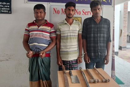 অস্ত্রসহ তিন ডাকাত আটক
