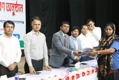 গোপালগঞ্জে গ্রাম পুলিশদের মাঝে পোশাক ও সরঞ্জামাদি বিতরণ