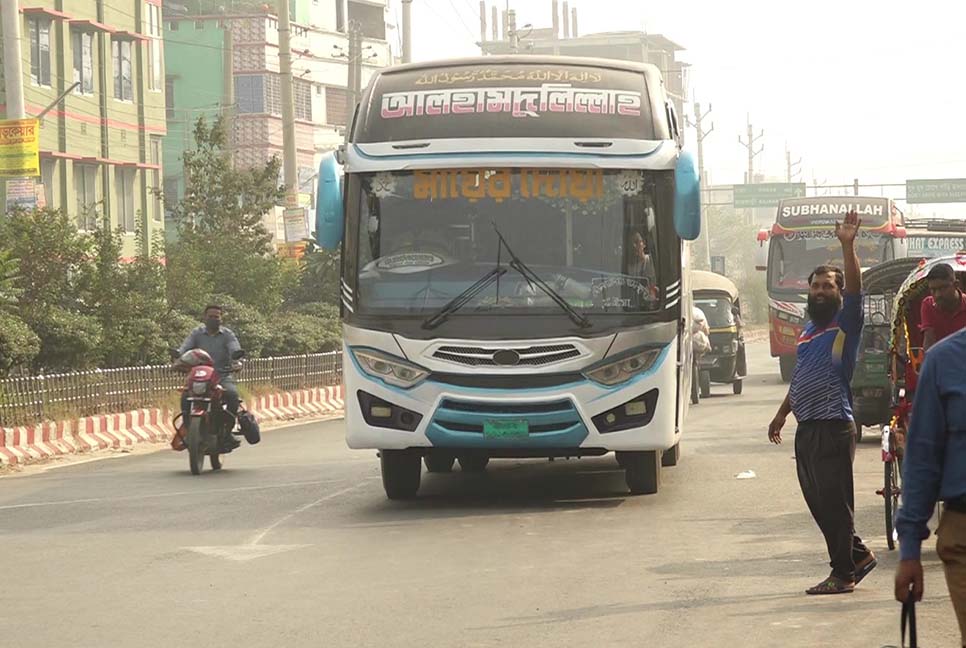 অবরোধের তৃতীয় দফায় বাস চলছে কুষ্টিয়ায়