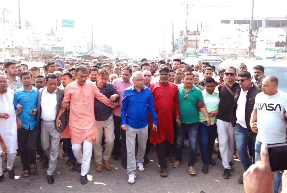 নোয়াখালীতে এমপি একরামের নেতৃত্বে অবরোধবিরোধী অবস্থান কর্মসূচি