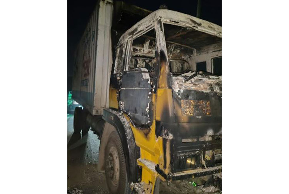 কালীগঞ্জে কাভার্ডভ্যানে আগুন